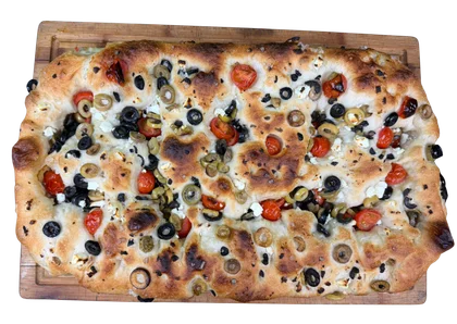Focaccia grecka z oliwkami i serem fetą - zdjęcie 1